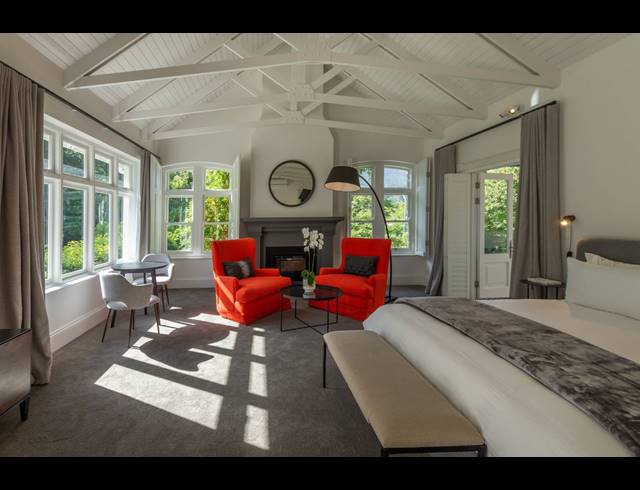 9 BEDROOM HOTEL FOR SALE IN BISHOPSCOURT